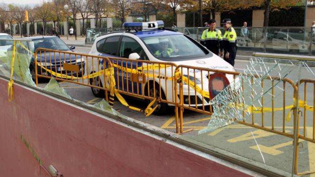 Miembros de la Policía Local junto al acceso del aparcamiento del centro comercial Heron City, en el distrito de Nou Barris de Barcelona.