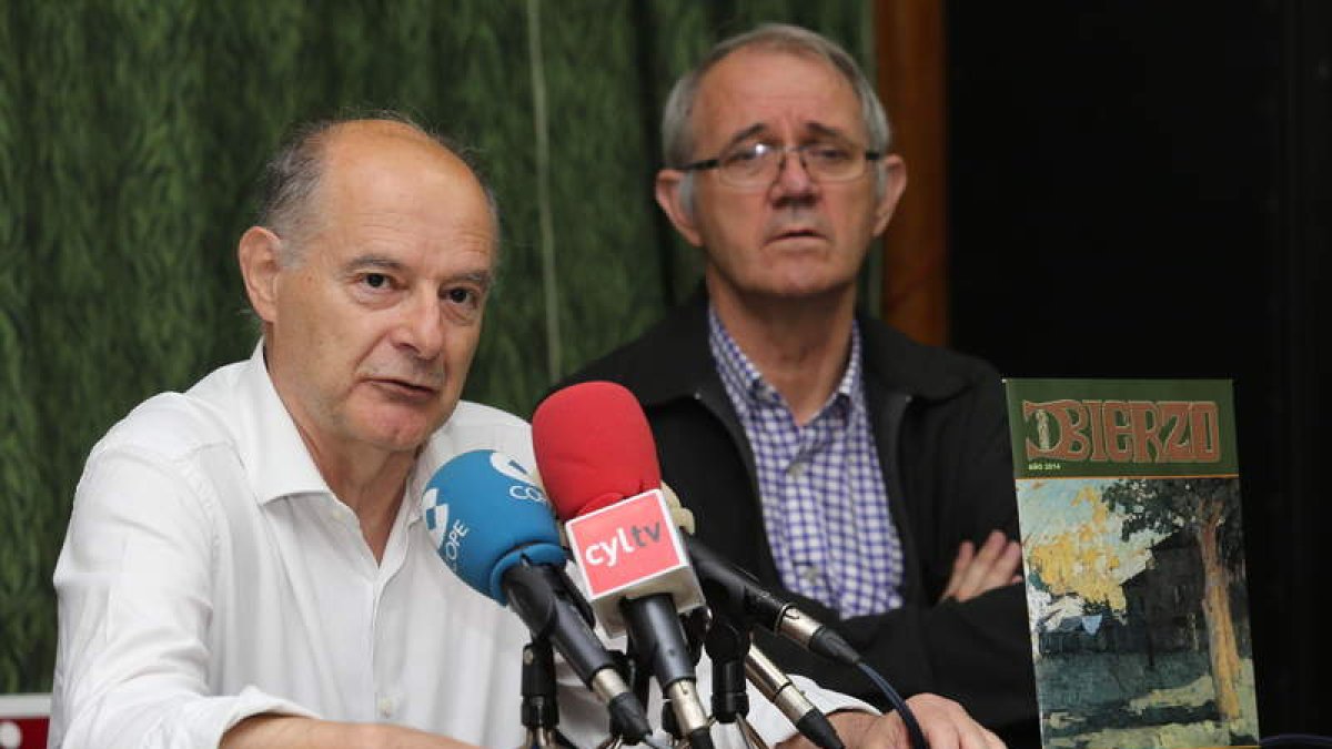 Vicente Fernández ‘Tito’ y Antolín de Cela, en la presentación de la revista Bierzo.