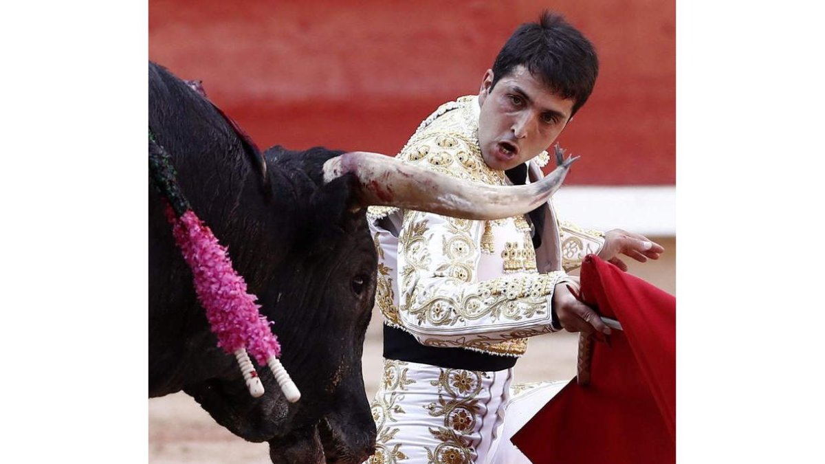 El leonés Javier Castaño, frente a su insustancial toro de ayer en Pamplona.