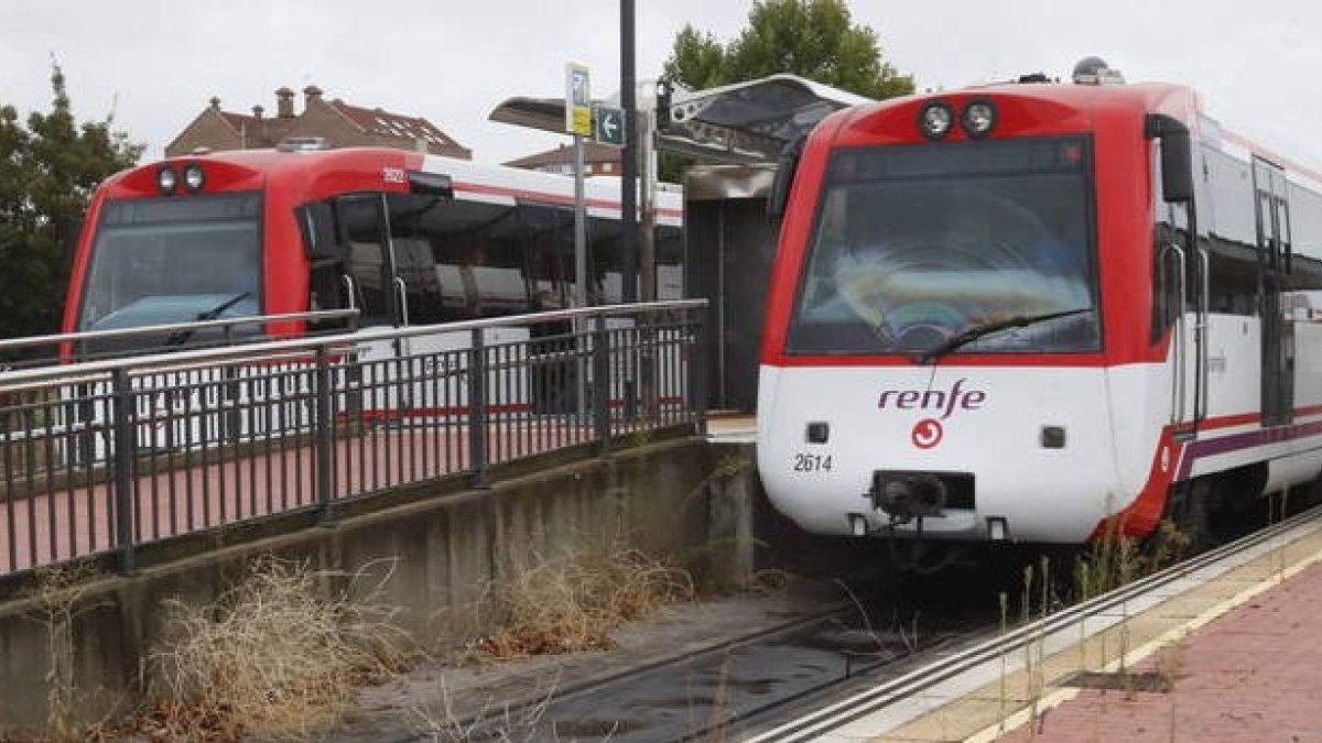Las unidades renovadas en el servicio del ancho métrico en León ya actualizaron el logotipo de cercanías; en la foto, trenes en el apeadero de la Asunción. RAMIRO