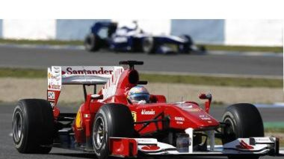 Alonso, durante los entrenamientos en Jerez, hoy.