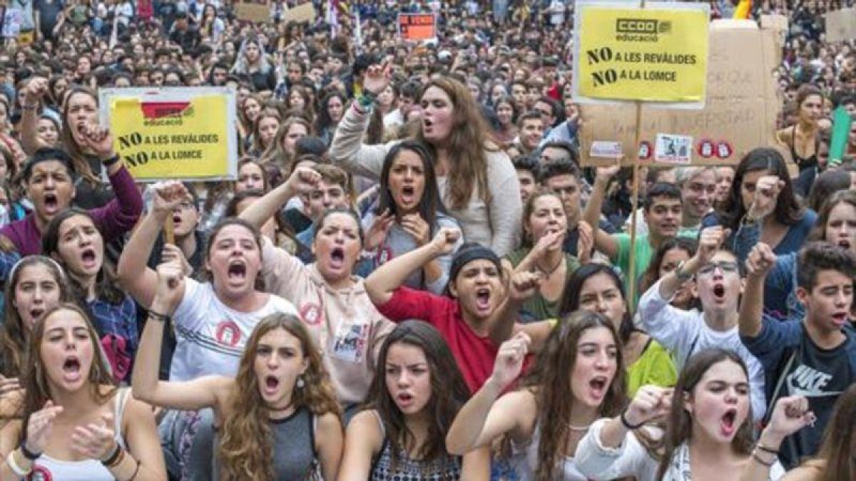 Manifestación de estudiantes contra la LOMCE realizada en Barcelona durante la jornada de huelga del 26 de octubre.
