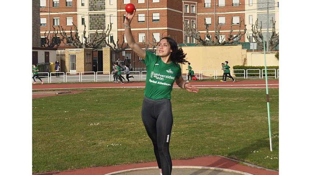 La lanzadora leonesa Fiona Mar Villarroel Ramos en una competición. DL