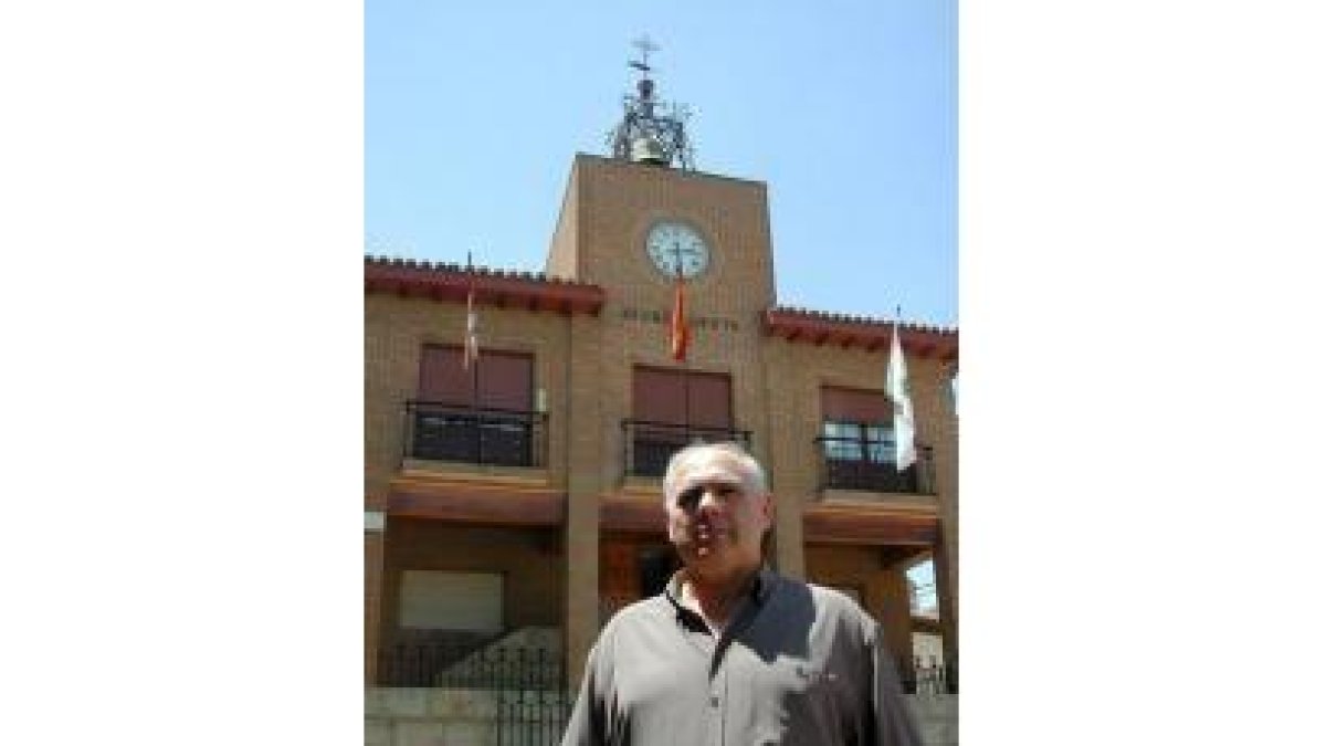 El alcalde de Valderas, José Fernández, posa delante del ayuntamiento