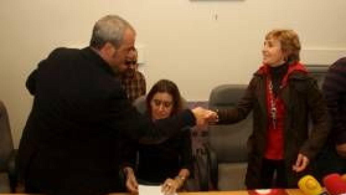 Julio Arias y Raquel Velasco se saludan en el pleno de la moción de censura, el pasado diciembre