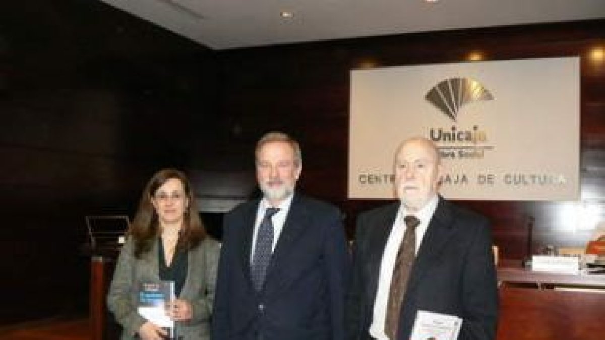 Los premiados junto al responsable de Unicaja.