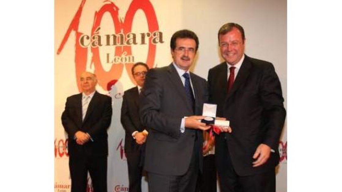 El presidente del Diario, José Luis Ulibarri, recibe el galardón de Silván