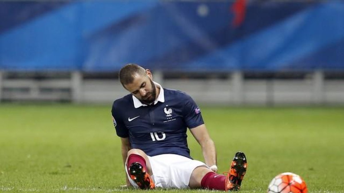 Benzema, tras sufrir una entrada en el amistoso de Francia ante Armenia, este jueves.