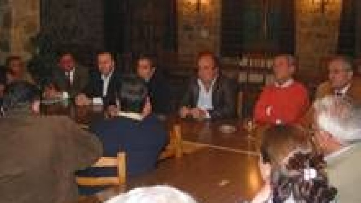 López Benito (en el medio) expone a los miembros del PP los objetivos para las europeas