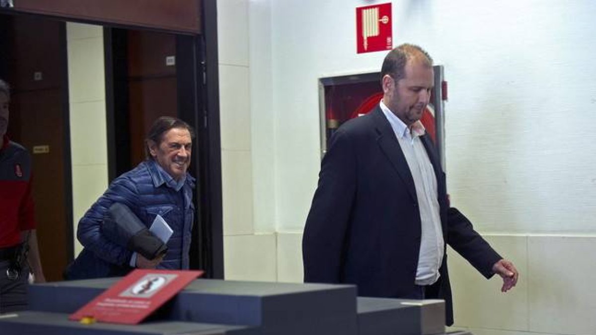 El expresidente de Osasuna Miguel Archanco (izquierda) y el exdirectivo Txuma Peralta abandonan el Palacio de Justicia de Navarra, este sábado.