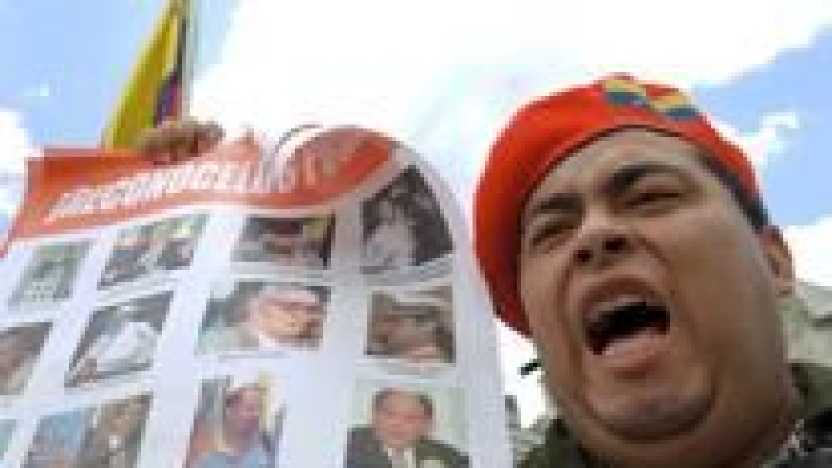 Un seguidor de Chávez protesta ante la puerta del Supremo, ayer en Caracas