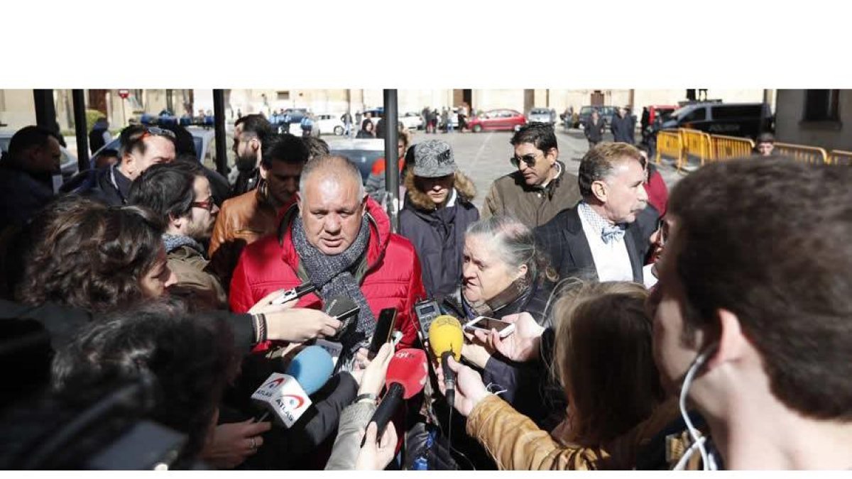 La familia Larralde compareció ante los medios de comunicación a la salida de la lectura del veredicto el día que terminó el juicio.