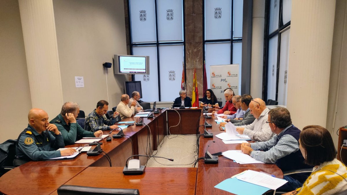 Reunión de la Comisión Territorial de Pesca celebrada ayer en la Delegación de la Junta en León. DL