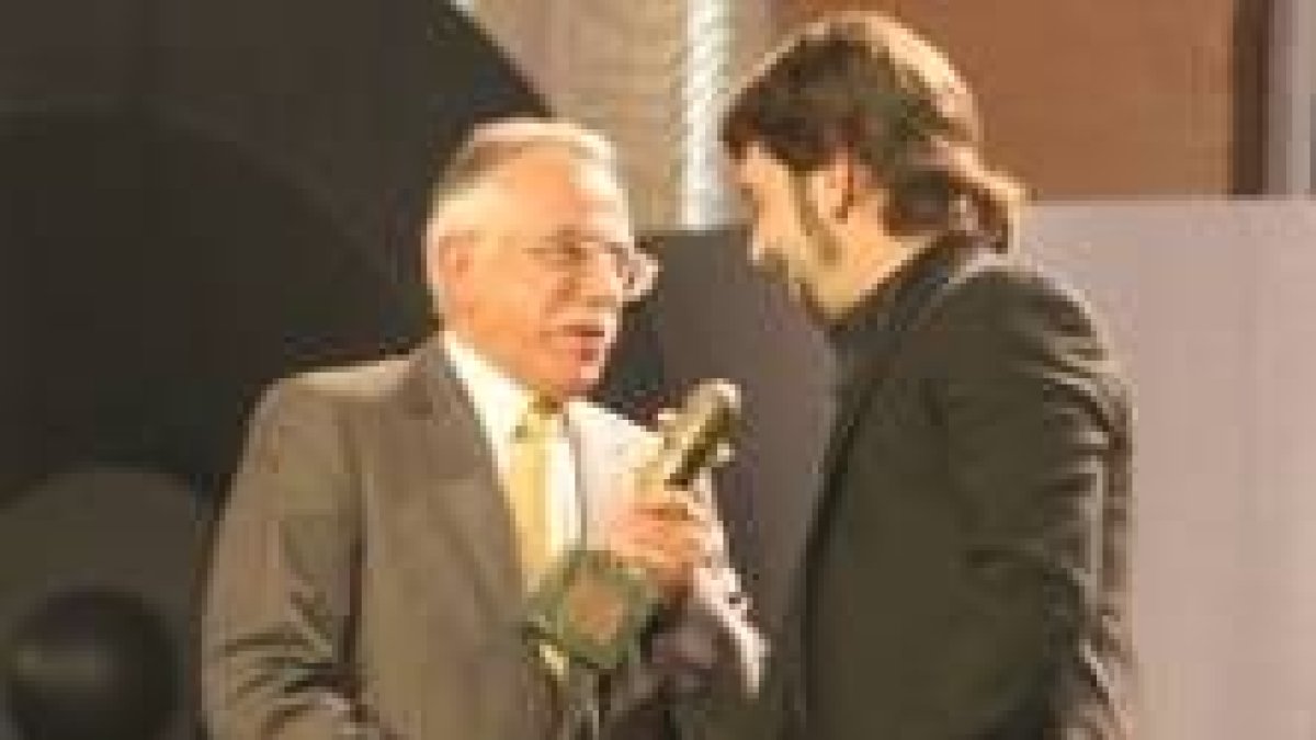 Eduardo Noriega recibió el premio de manos del director del Diario