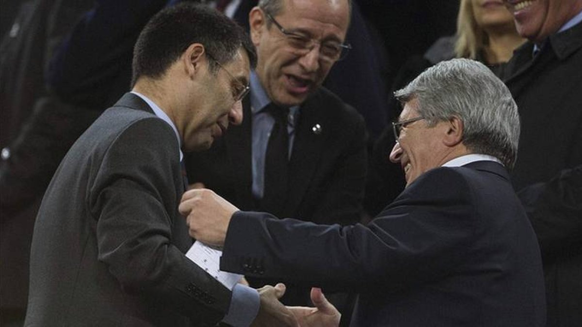 El presidente del Barça, Josep Maria Bartomeu, y el del Atlético, Enrique Cerezo, se saludan antes de comenzar la ida de los cuartos de la Champiosn en el Camp Nou, el 1 de abril.
