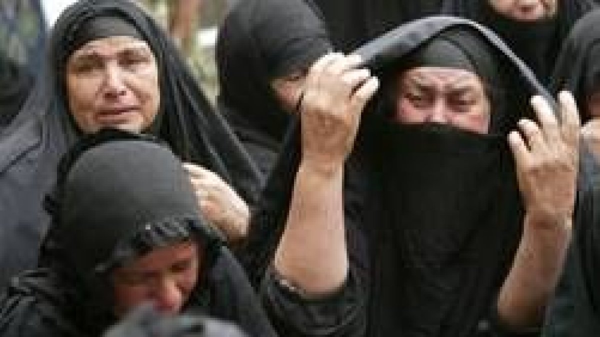 Un grupo de mujeres iraquíes llora a sus muertos en el atentado suicida de Mahmudiya