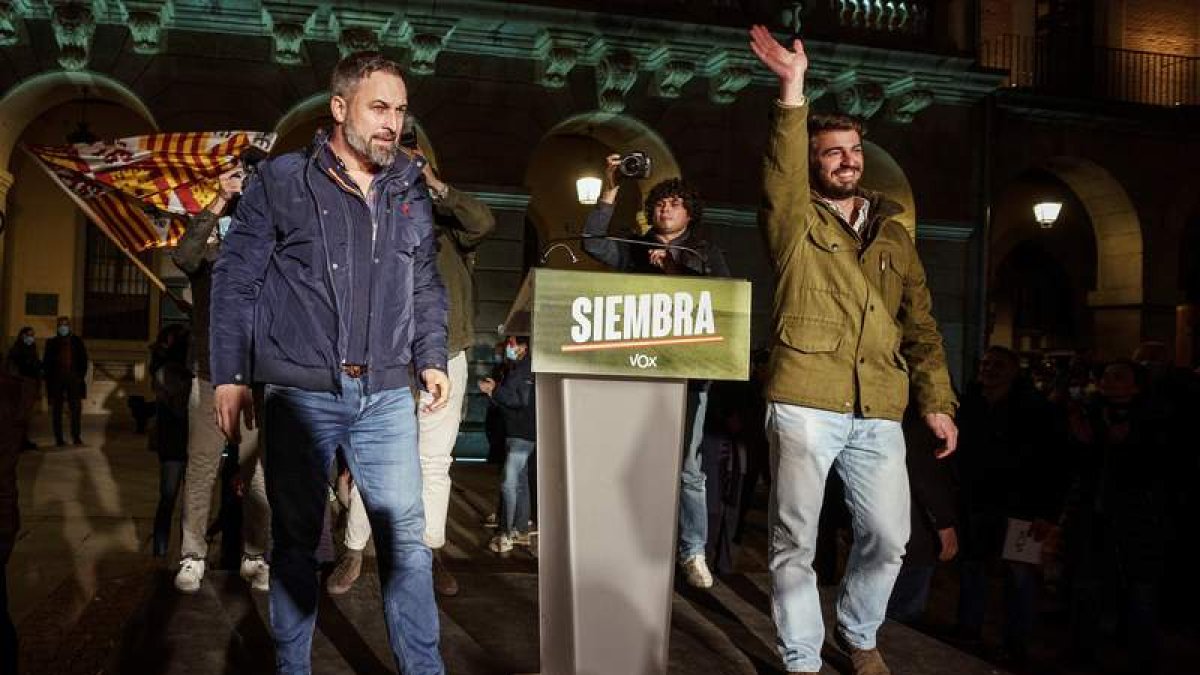 Santiago Abascal con el candidato a la Junta de Vox. RAÚL SANCHIDRIÁN