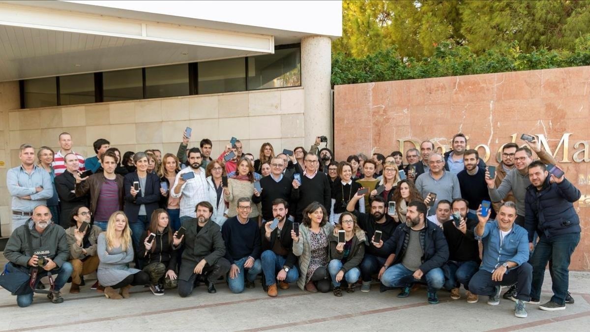 Los periodistas del Diario de Mallorca se concentran, este jueves, a las puertas del periódico en protesta por la incautación de material sobre el caso Cursach.
