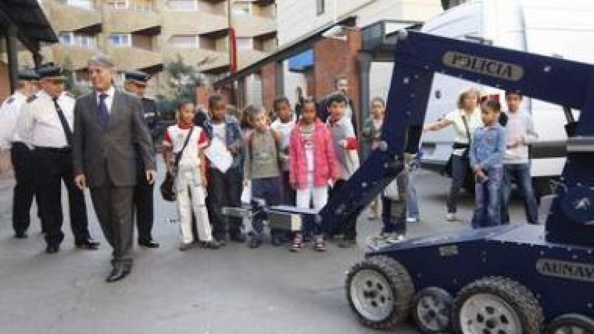 Francisco Álvarez junto a un grupo de niños en la comisaría de policía.