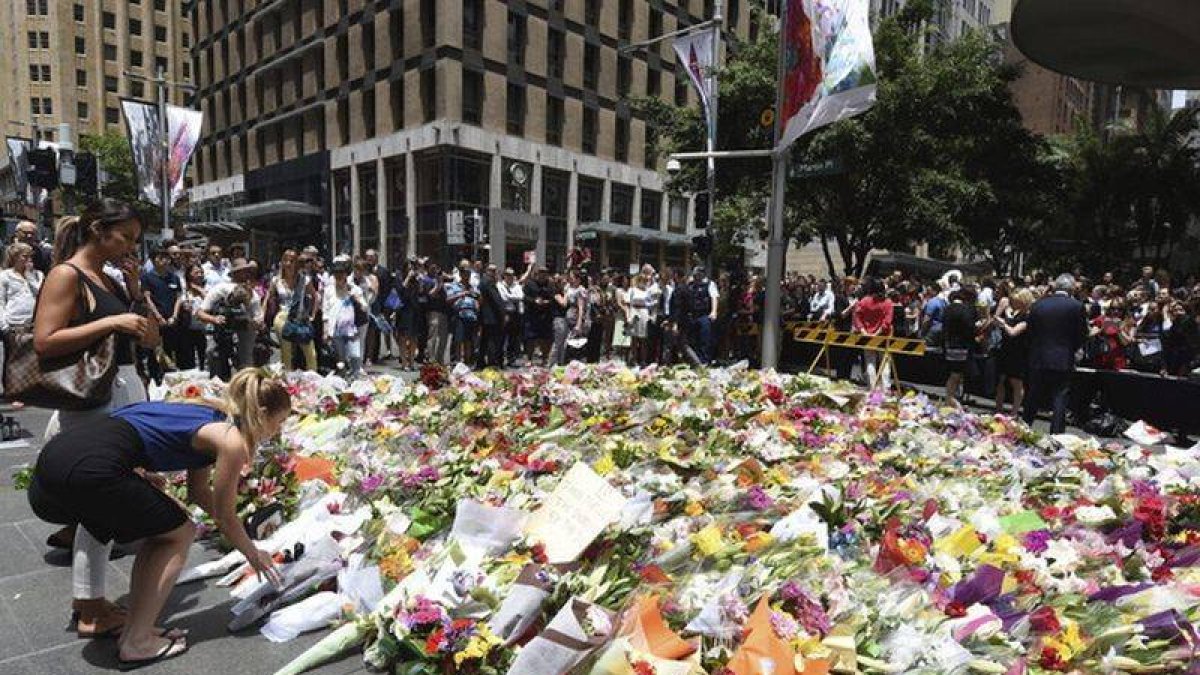 Miles de flores en homenaje a las víctimas del secuestro del lunes en Sídney.