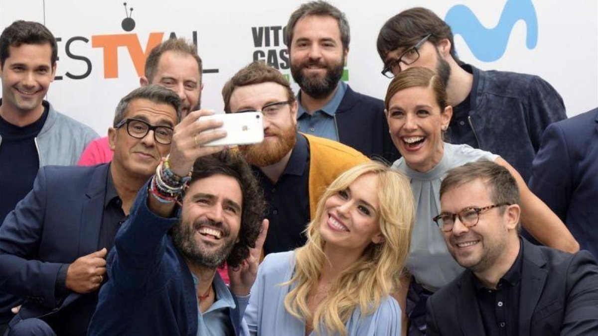 Andreu Buenafuente, Raúl Gómez (con el móvil) y Patricia Conde, entre otras estrellas de #0, en el FesTVal de Vitoria.