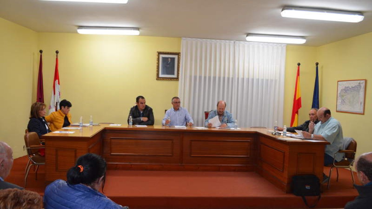 Imagen de la sesión plenaria ordinaria celebrada este martes en el Ayuntamiento de Valderas. MEDINA