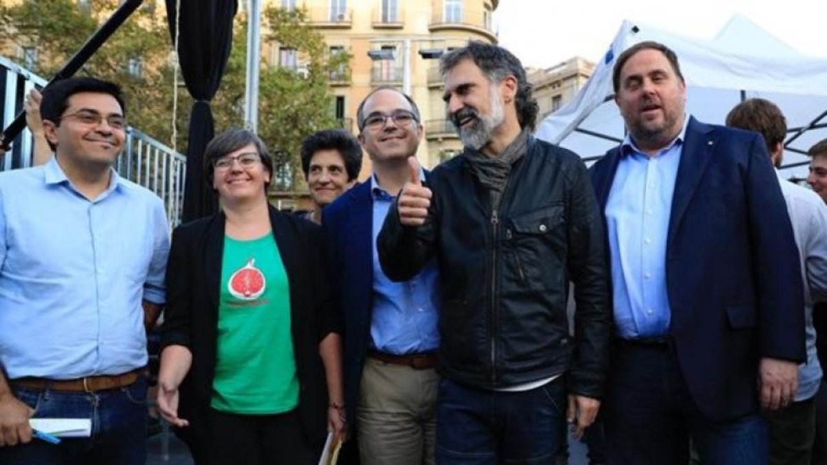 Pisarello, Boya, Subirà, Turull, Cuixart y Junqueras durante el acto de ‘Universitats per la República’ a favor del referéndum en Barcelona.