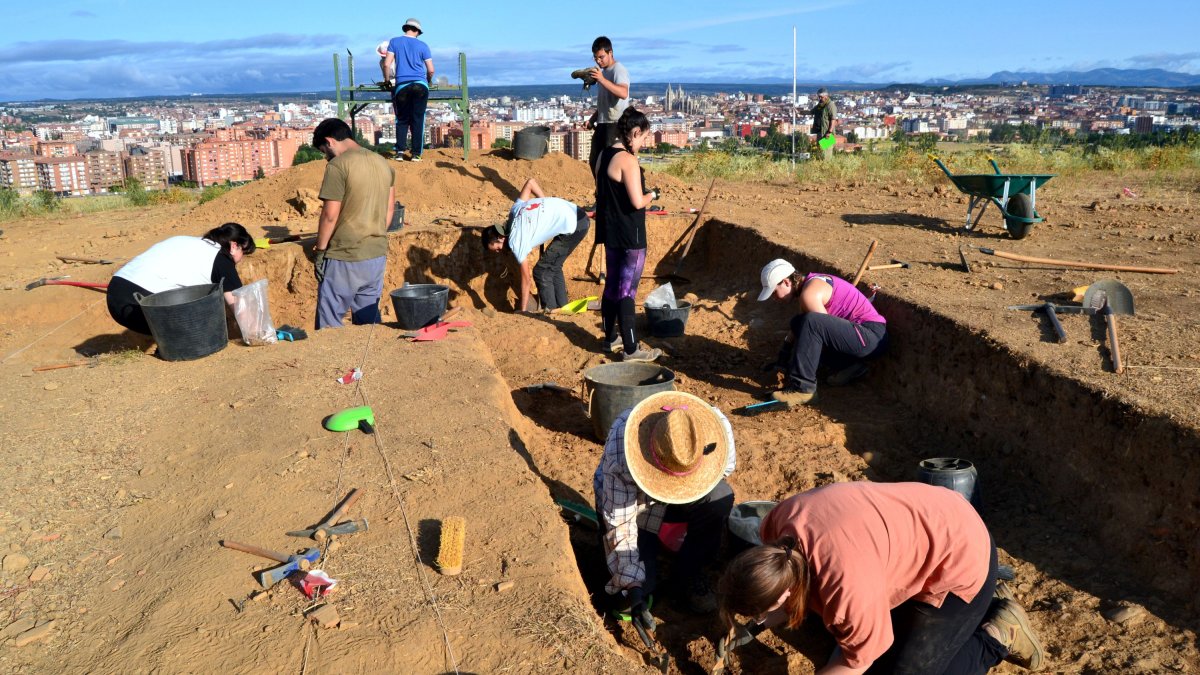 35 estudiantes de diferentes universidades españolas y extranjeras participaron en las labores de excavación en este yacimiento que es un referente a nivel europeo. ULE
