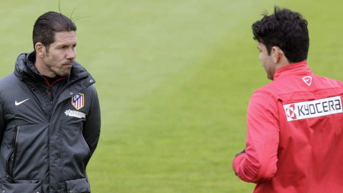 Diego Simeone, a la izquierda, y el delantero Diego Costa, durante el entrenamiento del Atlético.