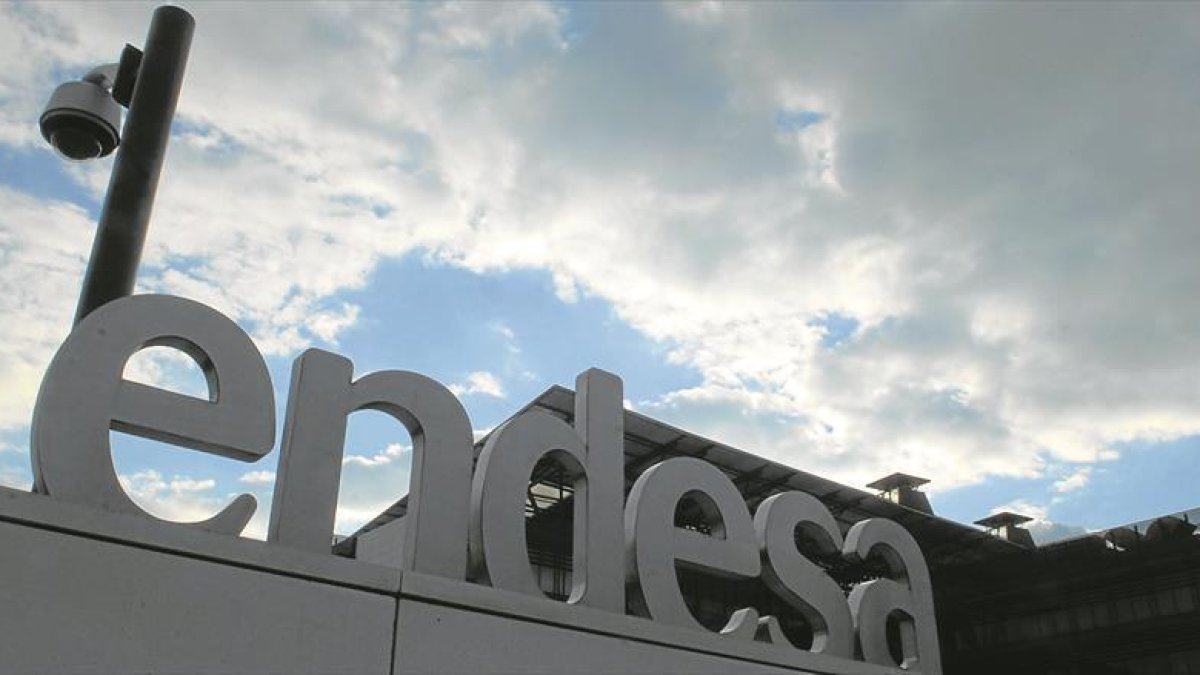 Logo de Endesa en su sede del parque empresarial de Madrid.