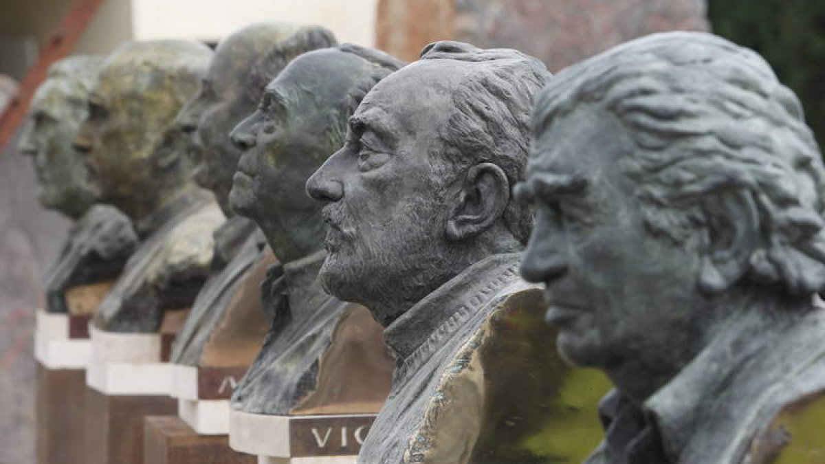 Imagen de algunos de los bustos que integran el conjunto creado por Amancio González.