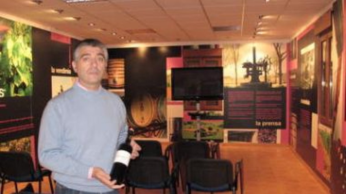 El director comercial, Bernabé Alonso, en el centro de interpretación.
