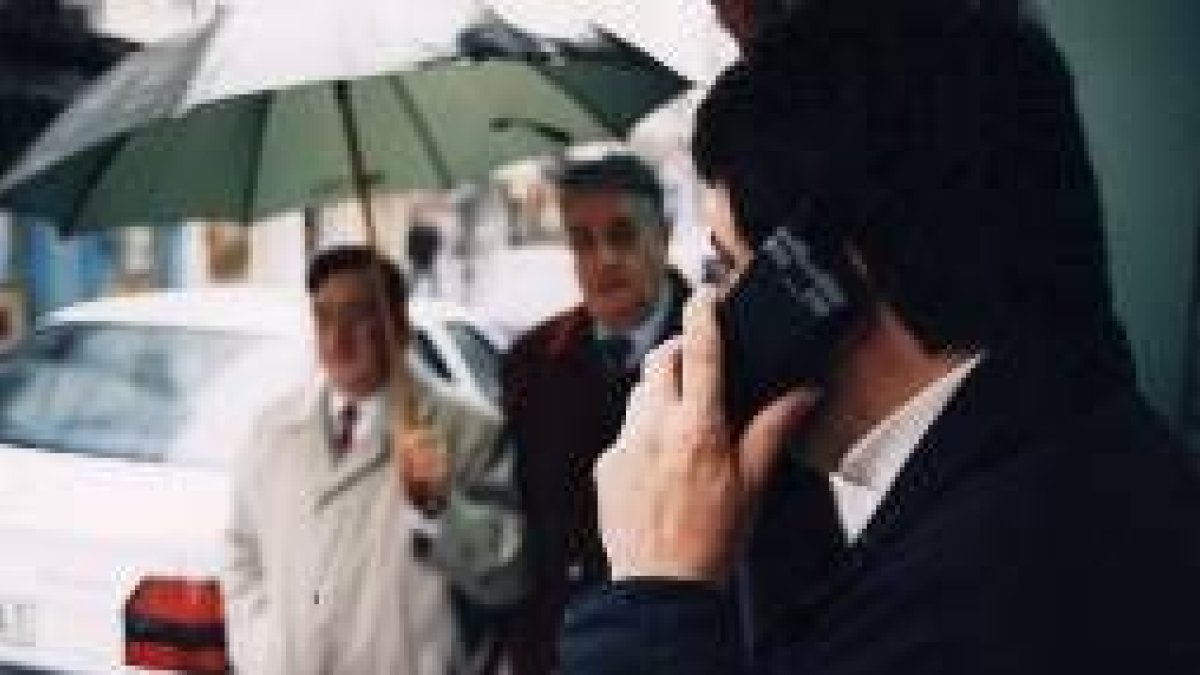 Una persona habla por su teléfono móvil en la calle