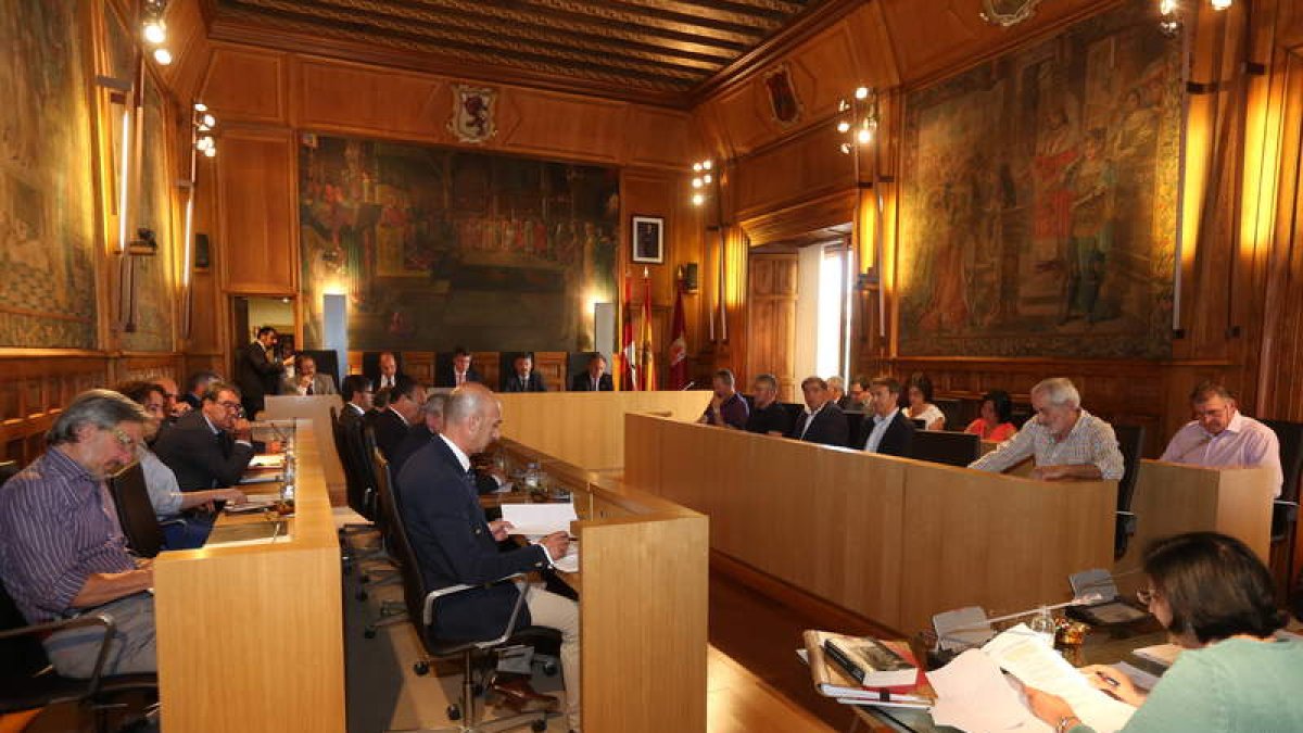 La corporación provincial celebró ayer el primer pleno del nuevo mandato, donde fijó organigrama, retribuciones y puestos