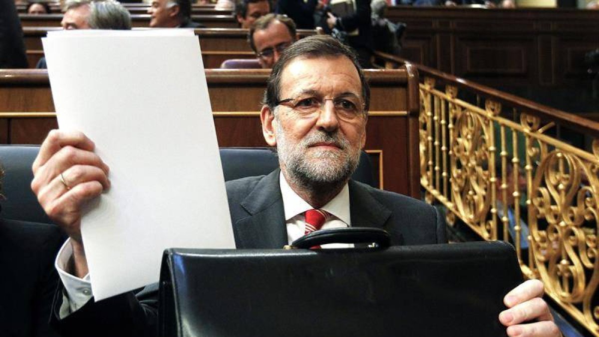 El presidente del Gobierno, Mariano Rajoy, durante el pleno del Congreso que debate esta tarde la proposición de ley del Parlamento de Cataluña que pide la transferencia a la Generalitat de la competencia para convocar la consulta soberanista.