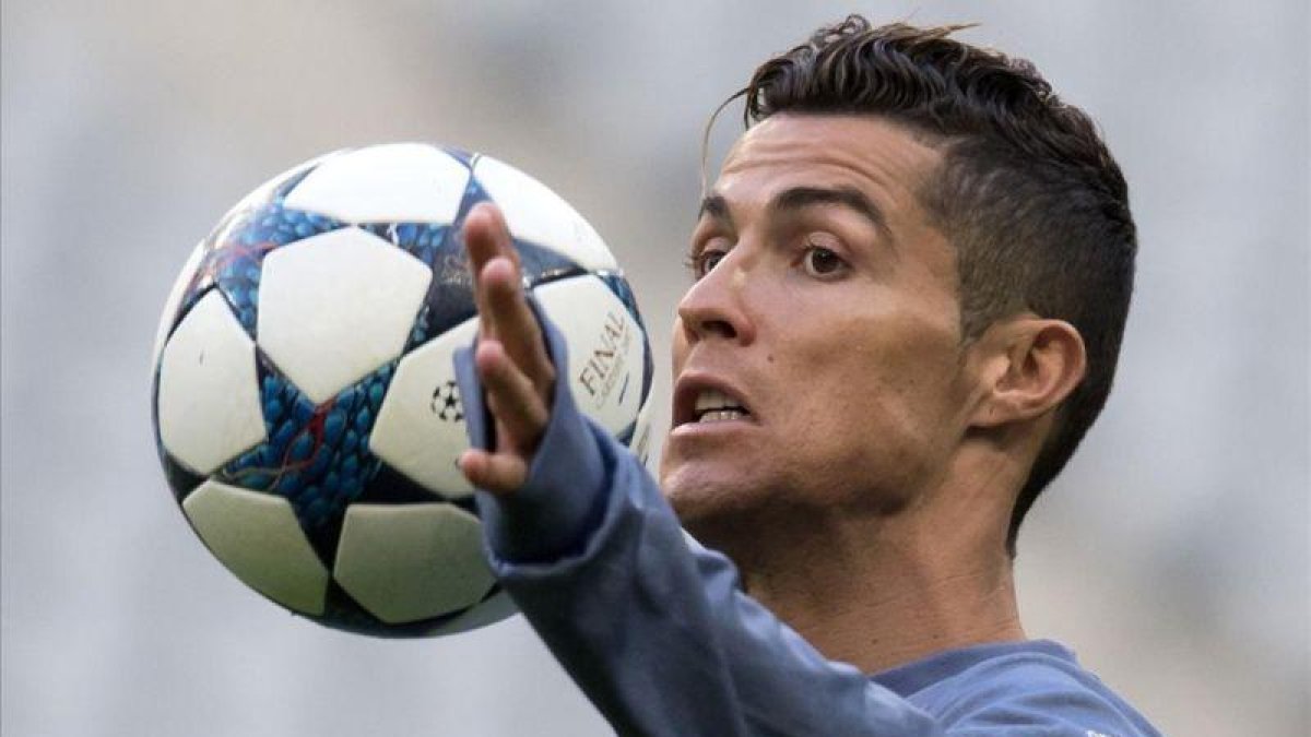 Cristiano Ronaldo, durante el entrenamiento de este martes en el Allianz Arena.