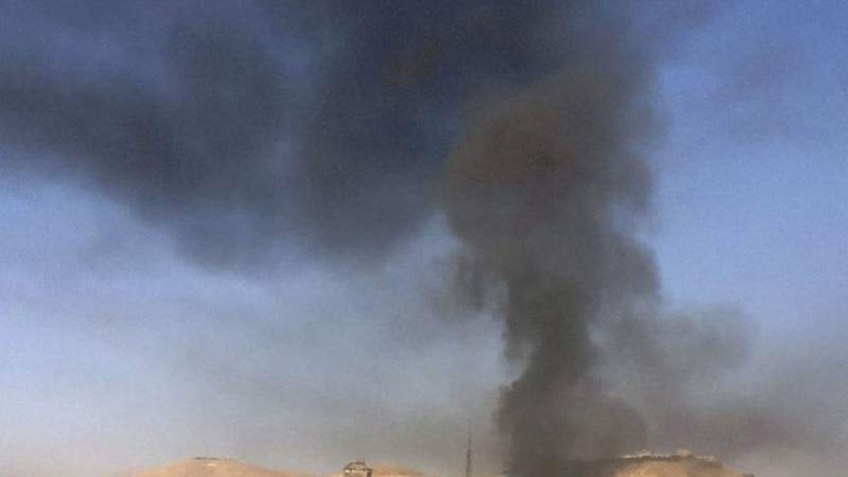 Una columna de humo se eleva sobre el centro de Damasco tras registrarse fuertes explosiones.