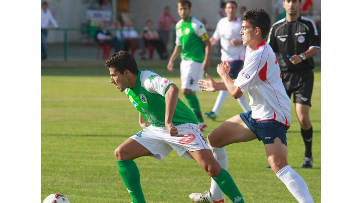 Javi Recamán, a la izquierda, es la única baja maragata.