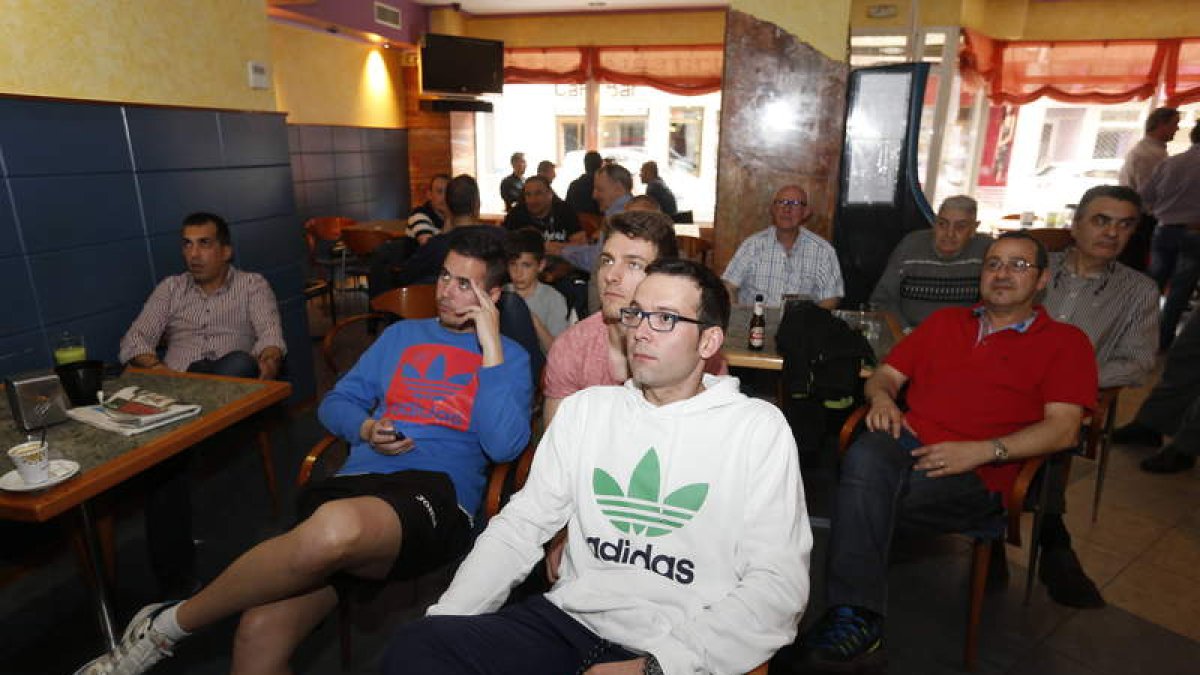 La afición leonesa del Real Madrid presencia el partido de su equipo en la Cafetería JV. JESÚS