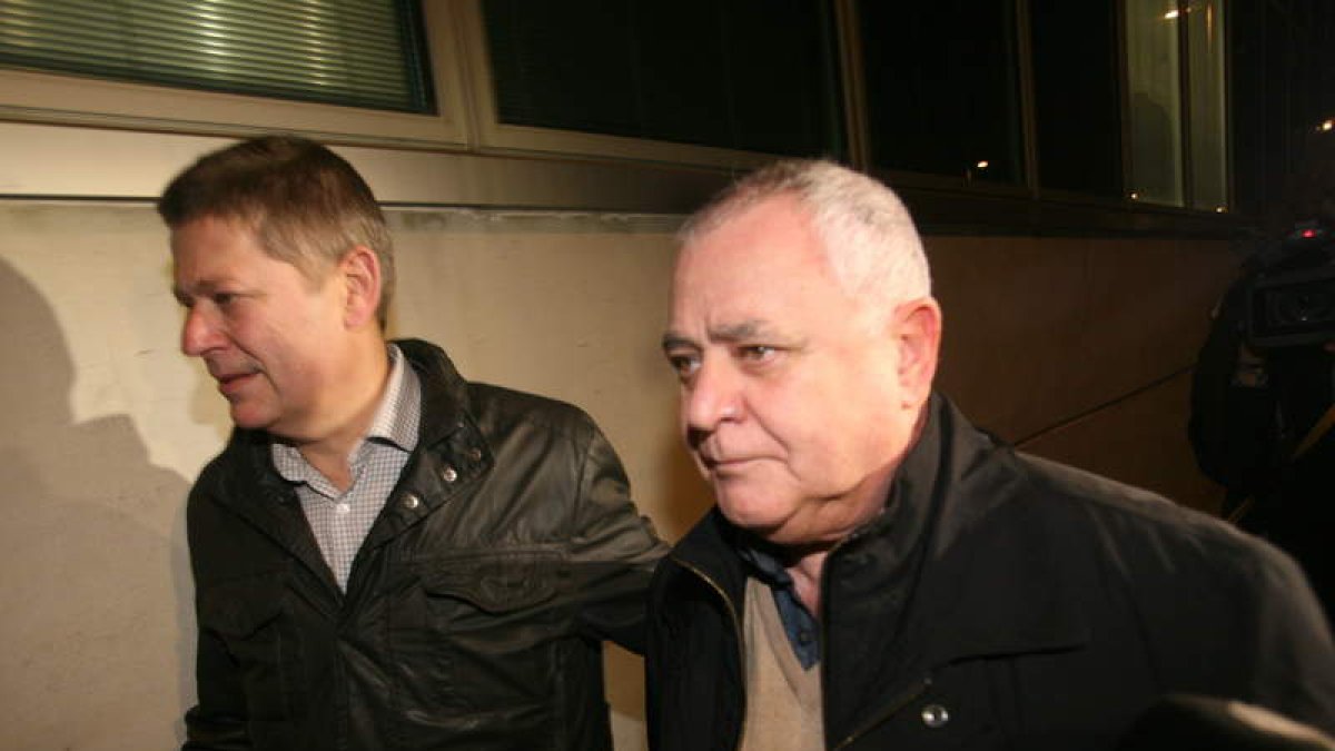 El tesorero de CDC, Andreu Viloca (derecha), abandona la comandancia de la Guardia Civil. J. SELLART