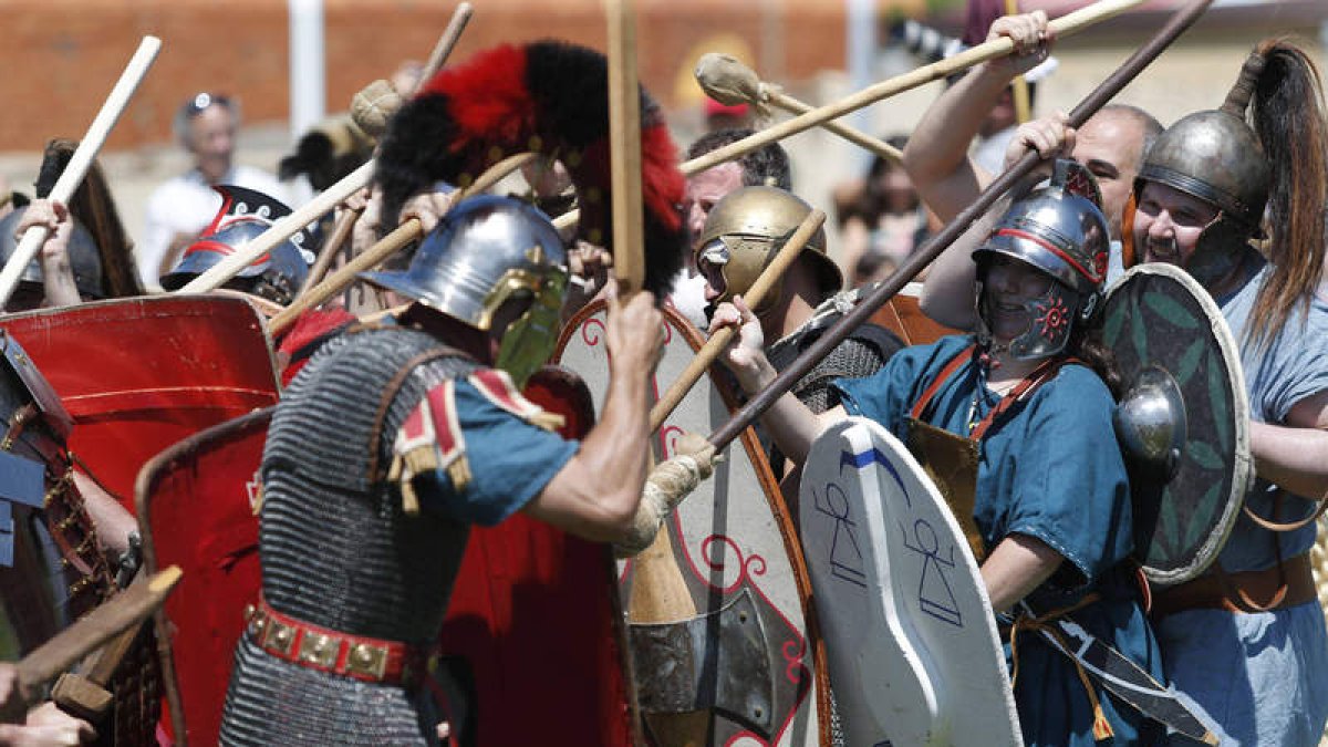 Imagen de los actos de ayer de la recreación romana que este fin de semana se celebró en Santa María del Páramo. JESÚS F. SALVADORES