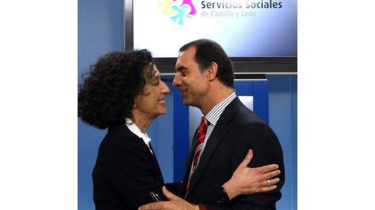 Mercedes Cabrera y César Antón se saludan antes de firmar el convenio entre ambas administraciones