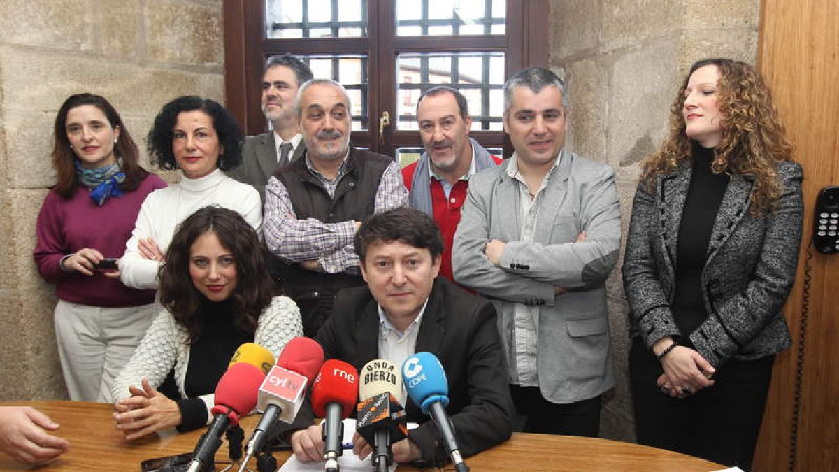 Castellano, sentada junto a Folgueral el 25 de febrero para anunciar el pacto con IAP, con Vega y seis de los ediles que dejarían el PSOE.