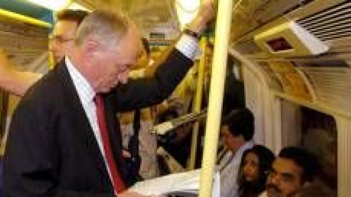 El alcalde de Londres viajó ayer en metro y pidió a la población que continúe con su vida normal