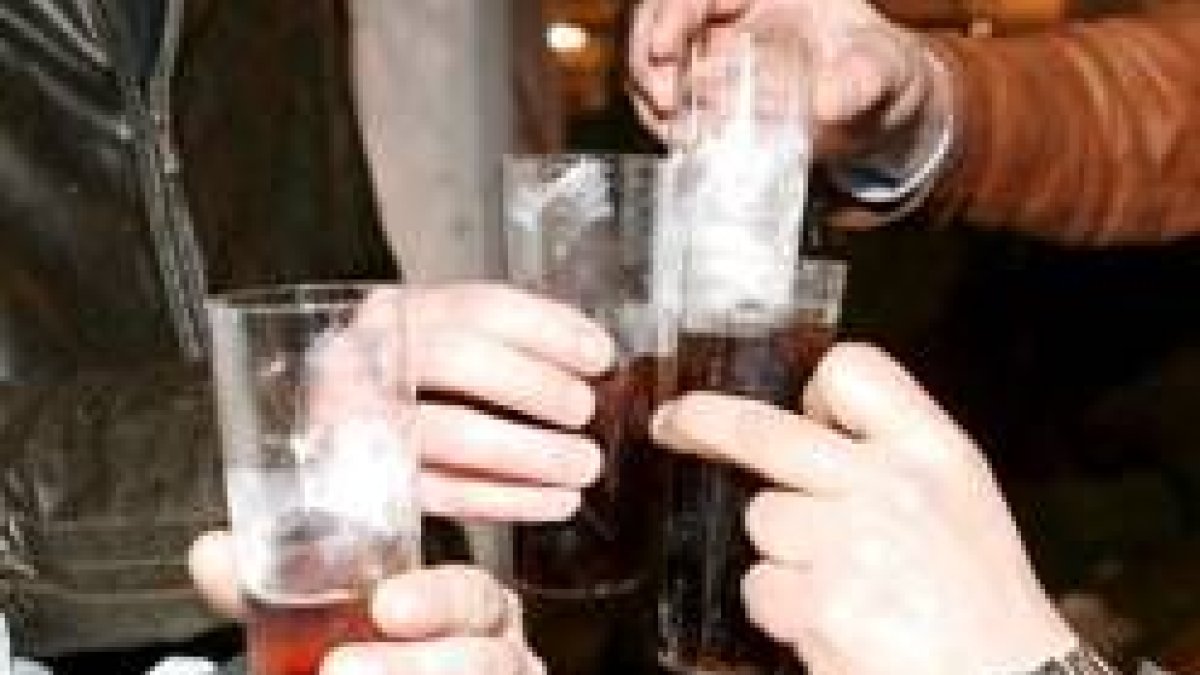 Varias personas beben alcohol en una fiesta