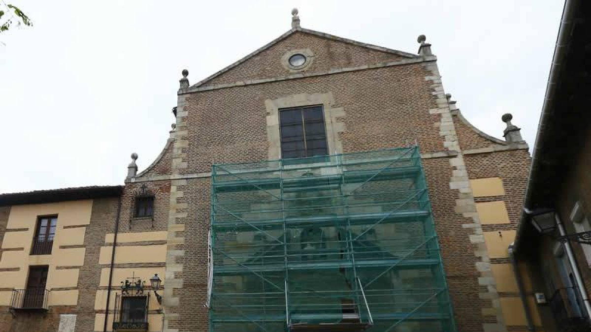 Los andamios tapan la fachada principal de la iglesia de Santa Marina la Real.