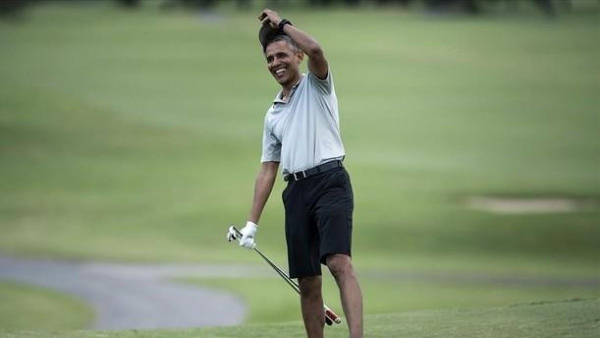 Barack Obama juega al golf en Kailua (Hawái), el pasado lunes.