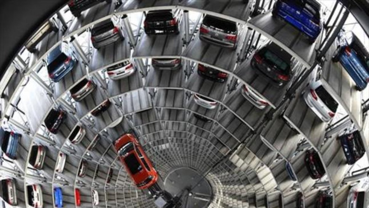Vehículos Volkswagen en el centro de almacenamiento en Wolfsburg.
