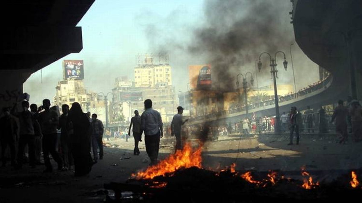 Simpatizantes de los Hermanos Musulmanes participan en choques con la policía, cerca de la plaza de Ramsés de El Cairo.