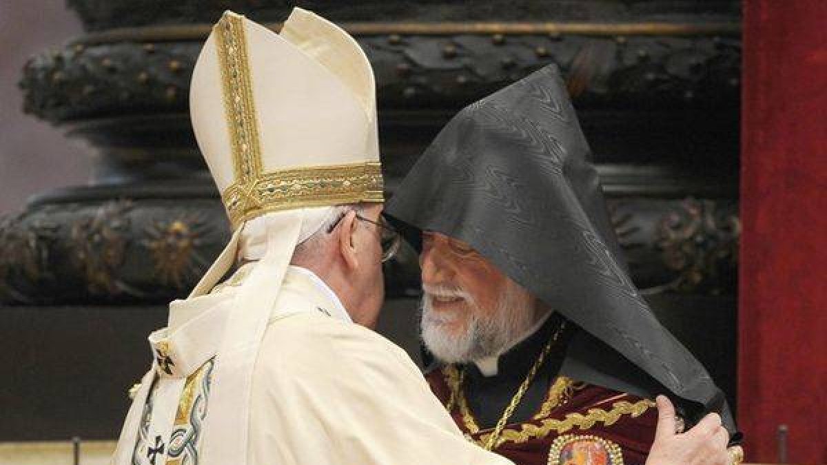 El Papa Francisco abraza a Aram I, líder de la iglesia católica armenia.